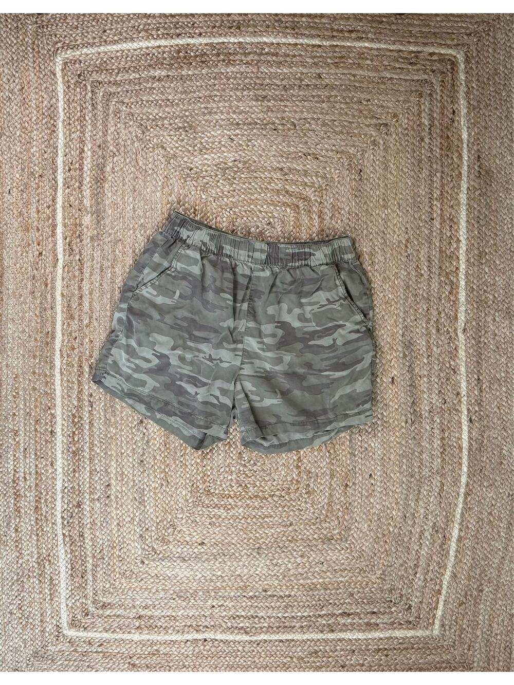 SOCIAL STANDARD by SANCTUARY Shorts Women X Green Camo Army Stretch Roll-Tab New